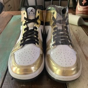 Jordan 1 Mid Metallic Gold